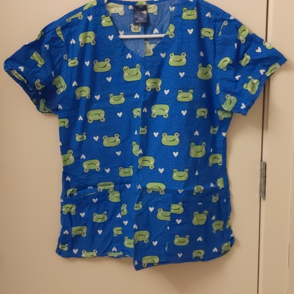 Bundle of kid friendly scrub tops - Picture 5 of 8